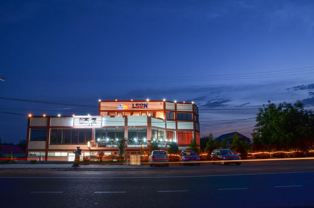 Motel - Restaurant Leon Бакэу Экстерьер фото
